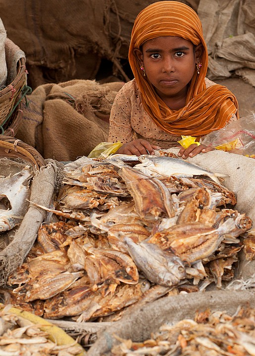 Teknaf - dziewczynka sprzedająca suszone ryby (Bangladesz 2010 - część 1/2)
